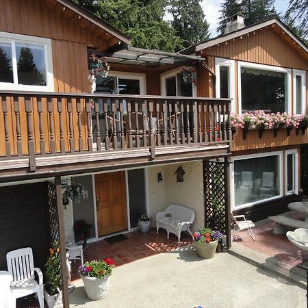 Mountain Bed & Breakfast ノースバンクーバー エクステリア 写真